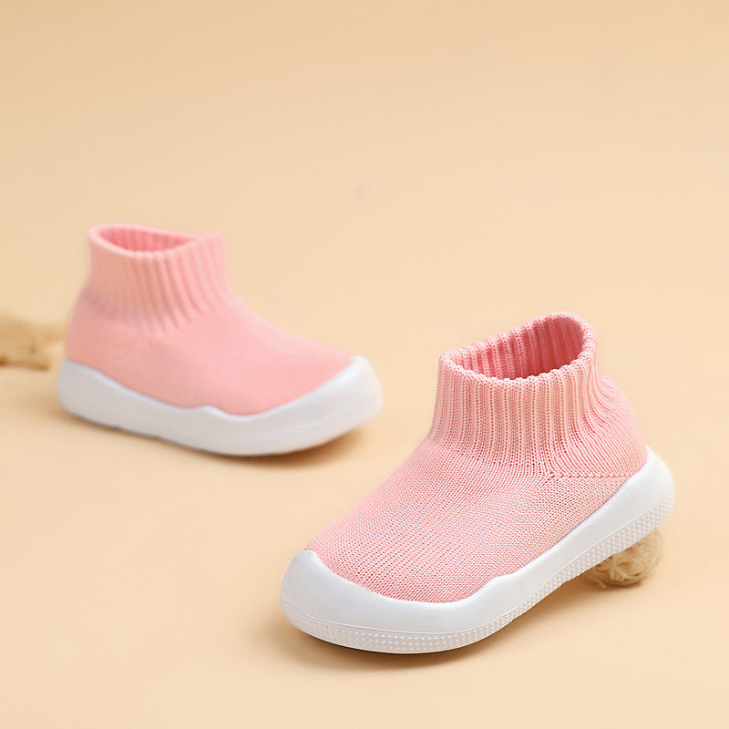 The lightweight, wear-resistant and shock-absorbing casual shoes for children and infants are comfortable and durable