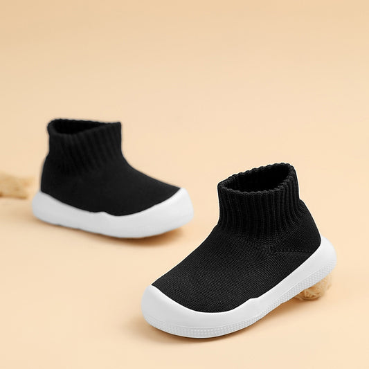The lightweight, wear-resistant and shock-absorbing casual shoes for children and infants are comfortable and durable