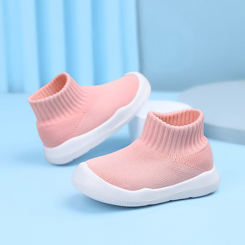 The lightweight, wear-resistant and shock-absorbing casual shoes for children and infants are comfortable and durable